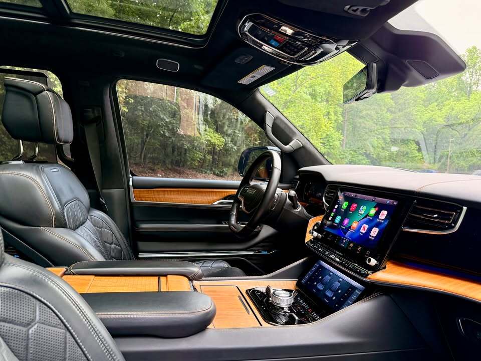 2022 Jeep Grand Wagoneer III, photo 12 of 15