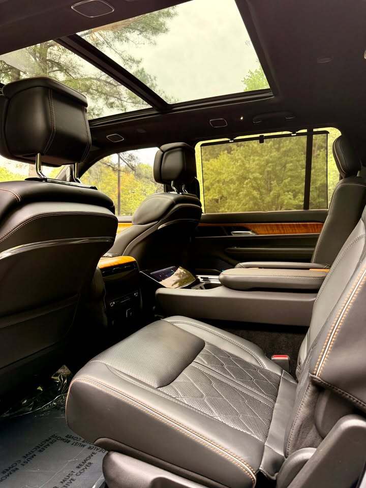 2022 Jeep Grand Wagoneer III, photo 14 of 15