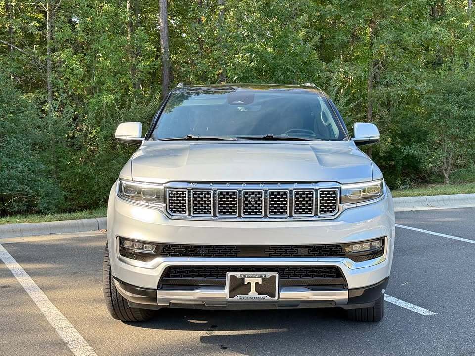 2022 Jeep grand wagoneer, photo 2 of 11
