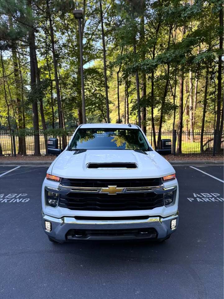 2024 Chevrolet Silverado 2500 LT 4×4 Crew Cab, photo 2 of 15