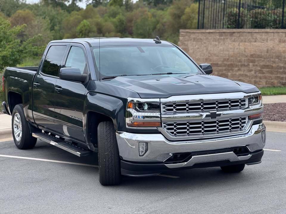 2017 Chevrolet Silverado 5.3 LT, photo 2 of 12