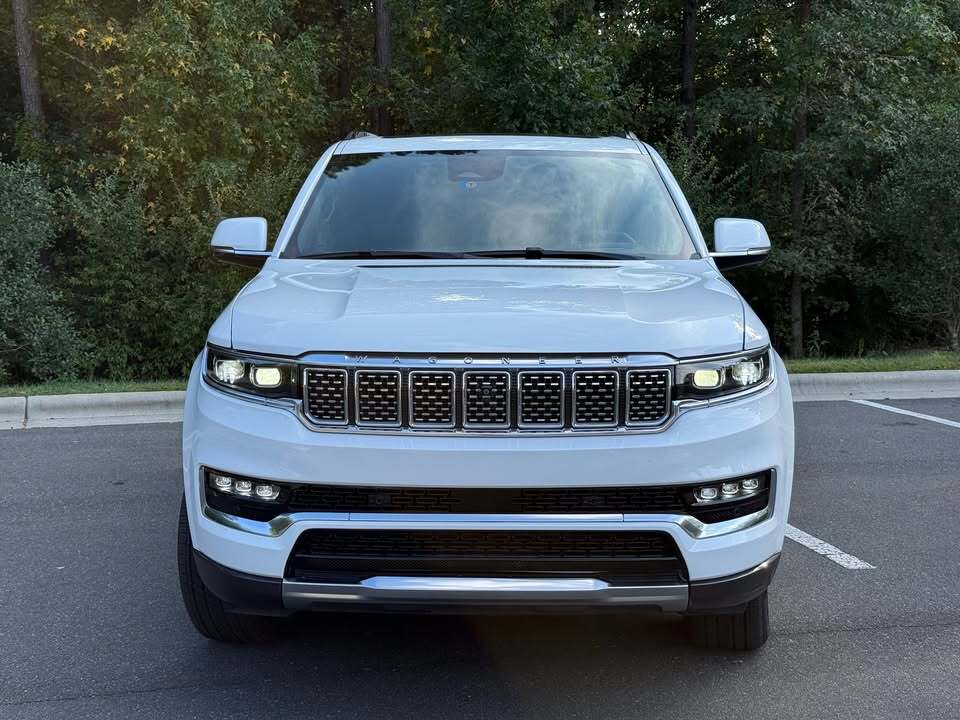 2022 Jeep Grand Wagoneer, photo 2 of 11