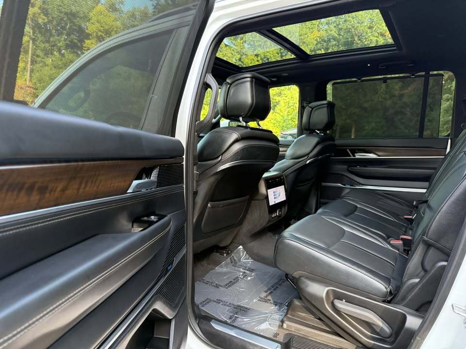 2022 Jeep Grand Wagoneer, photo 4 of 11