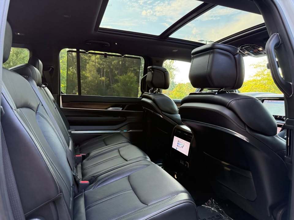 2022 Jeep Grand Wagoneer, photo 6 of 11