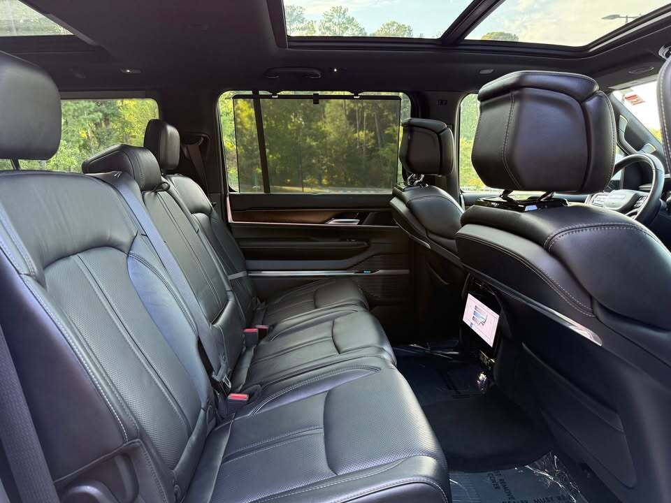 2022 Jeep Grand Wagoneer, photo 9 of 11