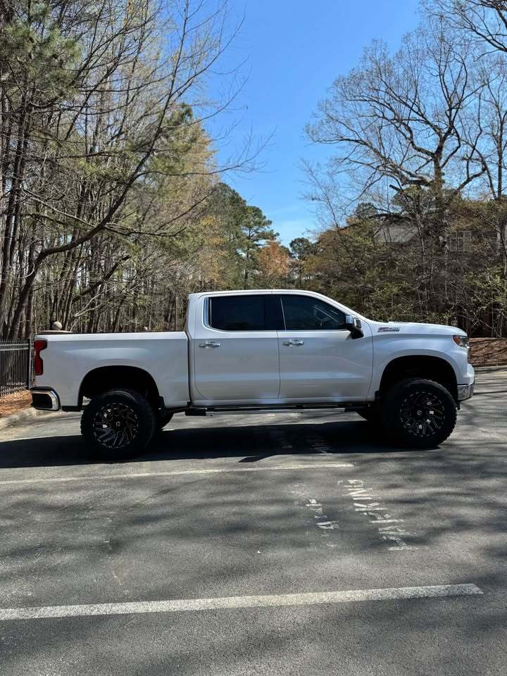 2022 Chevrolet silverado 1500 crew cab LTZ, photo 3 of 12