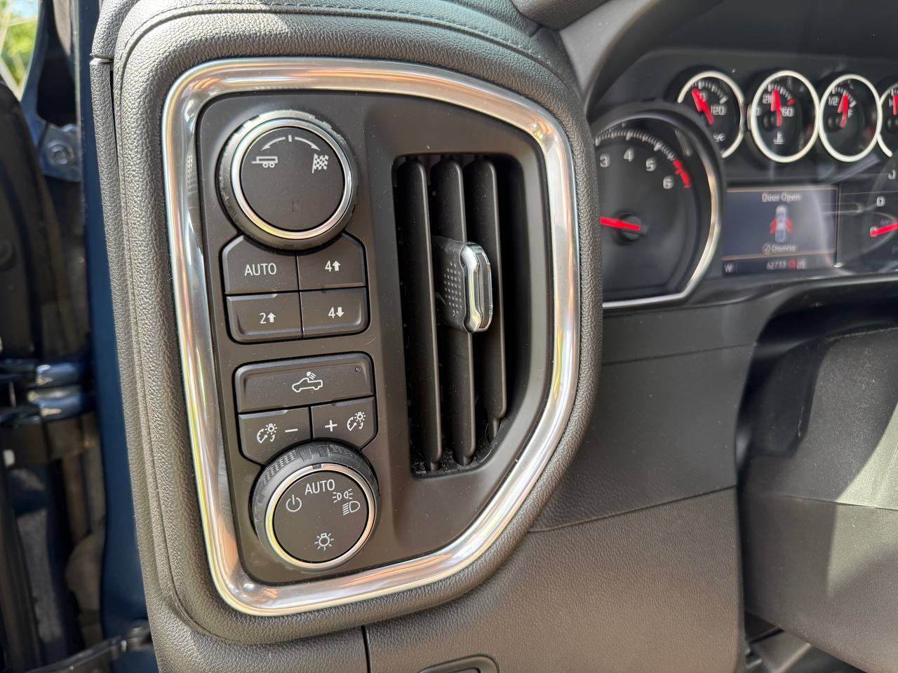 2019 Chevrolet Silverado 1500 LT Z71 4WD, photo 10 of 16